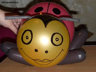 Artificiale din baloane - gărgăriță - cu instrucțiuni de fotografie