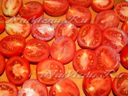 Tomatele conservate cu jumătăți și ceapă pentru iarnă