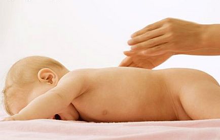 Un bebeluș strigă și strigă în timpul unui masaj