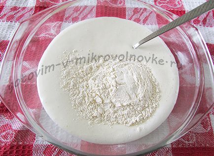 Рецепт коржів для торта в мікрохвильовці печемо бісквіт з полуницею
