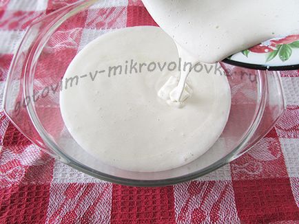Рецепт коржів для торта в мікрохвильовці печемо бісквіт з полуницею
