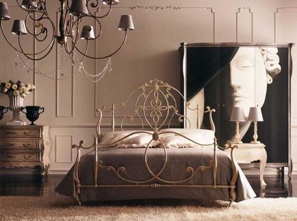 Interiorul dormitorului luxos cu un pat din fier forjat - practic și rafinat