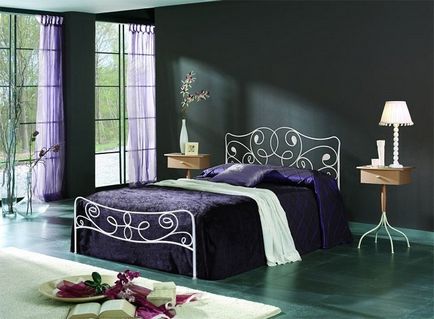Розкішний інтер'єр спальні з кованої ліжком - практично і вишукано
