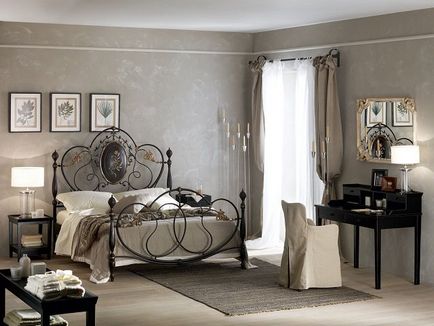 Interiorul dormitorului luxos cu un pat din fier forjat - practic și rafinat