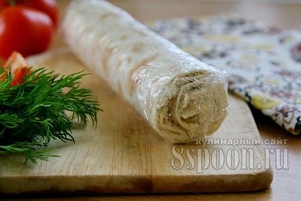 Lavash roll cu bastoane de crab și roșii - 8 linguri