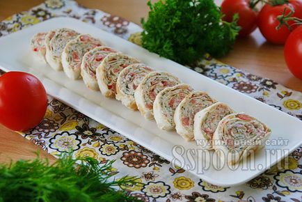 Lavash roll cu bastoane de crab și roșii - 8 linguri