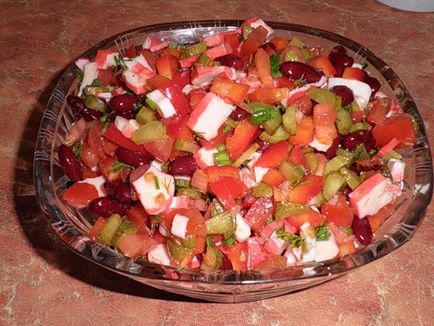 Salată de roșii de ardei și bastoane de crab