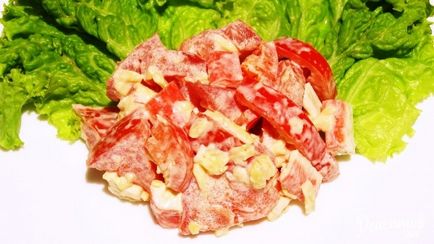 Salată de roșii de ardei și bastoane de crab