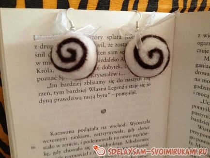 Fülbevaló, gyöngyök nemezből, a mester osztályt a kezüket (saját) Fülbevaló, gyöngyök nemezből, a mester osztályt saját kezűleg