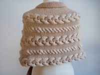 Scarf-cape cu ace de tricotat
