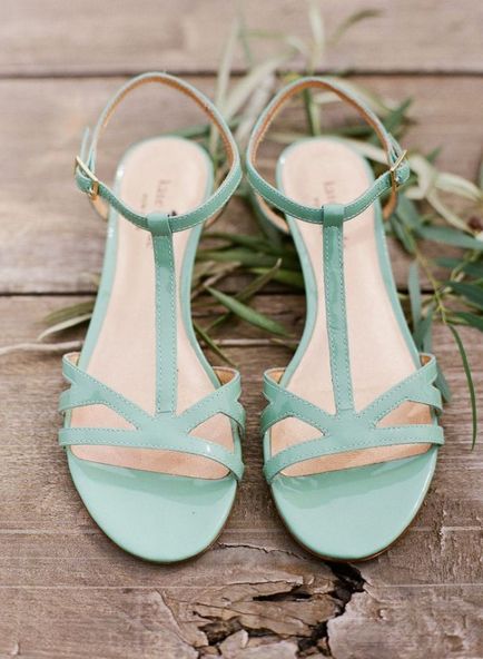 Весільні туфлі з каблуком або без