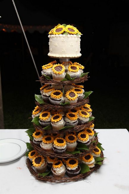 Весільний торт з соняшниками