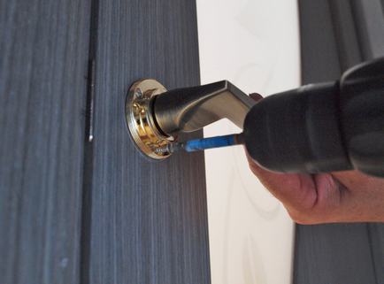 Instalarea de pixuri pe ușile interioare pe măsură ce vă instalați mâinile, puneți și încorporați, video,