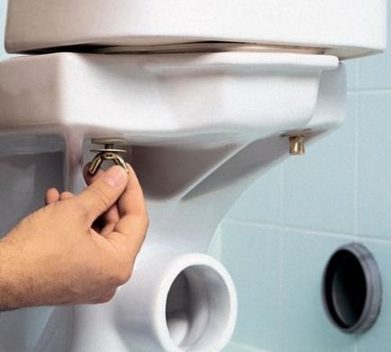 Instalarea unui bol de toaletă într-o cheie într-un apartament din Moscova