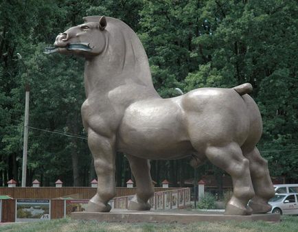 У Черкасах з'явився пам'ятник коню з людськими геніталіями, жує рельсу, місто Березовський,