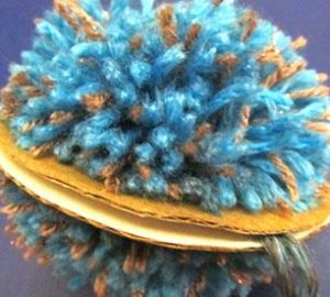 Am tricotat pălăria cu o fotografie de pompon și de master-video de clasă