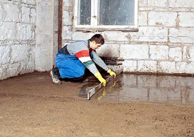 Umple podeaua cu mâinile proprii