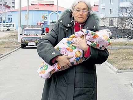 Жінка, яка народила в 65, Сбрендівшій і ховає п'ятирічну дочку від усіх