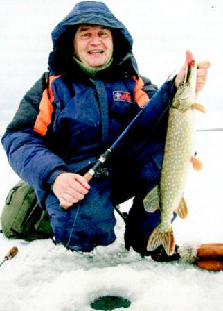 Pescuitul de iarnă de stiuca, bibanul, bibanul și roșcatul în apropierea zăpezilor de gheață