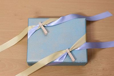 10 moduri de a împacheta neobișnuit un cadou singur