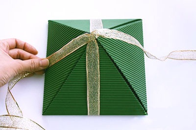 10 moduri de a împacheta neobișnuit un cadou singur