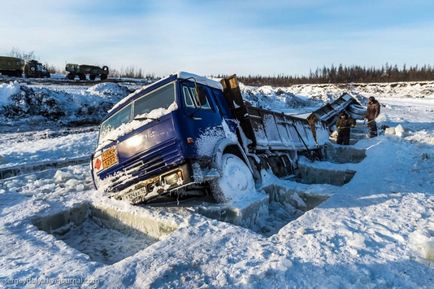 20 Фото про те, як далекобійники півночі з льоду витягують вмерзли фури