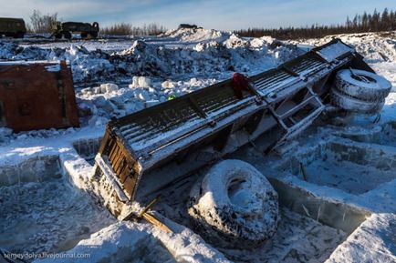 20 Фото про те, як далекобійники півночі з льоду витягують вмерзли фури