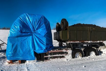 20 Фото про те, як далекобійники півночі з льоду витягують вмерзли фури