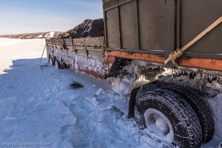 20 Фото про те, як далекобійники півночі з льоду витягують вмерзли фури