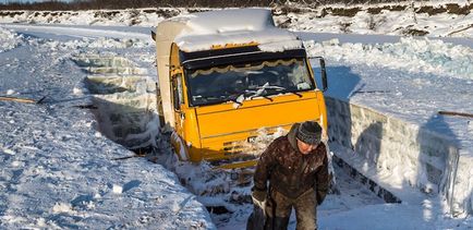 20 Фото про те, як далекобійники півночі з льоду витягують вмерзли фури