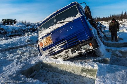 20 Фото про те, як далекобійники півночі з льоду витягують вмерзли фури