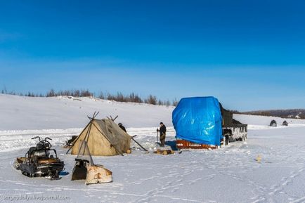 20 Фото про те, як далекобійники півночі з льоду витягують вмерзли фури
