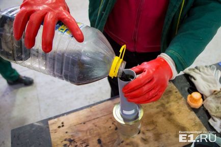 30 de barili pe lună în Ekaterinburg, un om de afaceri a început să extragă petrol din gunoi