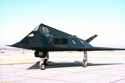 Amerikai repülőgép láthatatlan F-117 Nighthawk, a műszaki jellemzőit a tulajdonságot, fegyverek