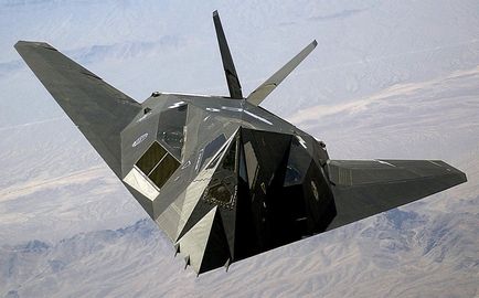 Amerikai repülőgép láthatatlan F-117 Nighthawk, a műszaki jellemzőit a tulajdonságot, fegyverek