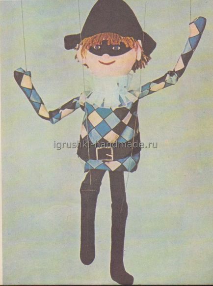 Harlequin, játékok és játékok a keze puha és kötött játékok, fából és papírból babák, minták (kezével) Harlequin, játékok és játékok a keze puha és kötött játékok, fából készült babák és papír minták