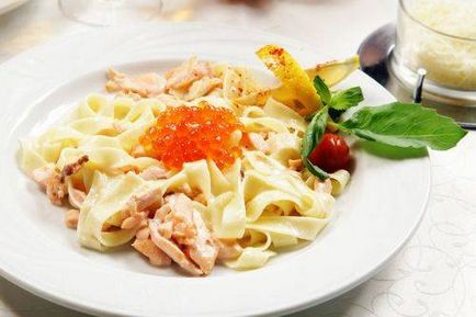 Шалено смачна італійська паста у вершковому соусі з лососем