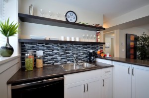 Годинники в кухонному інтер'єрі - 64 фото прикладу