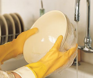 Cum să salvați mâinile de efectele substanțelor chimice de uz casnic