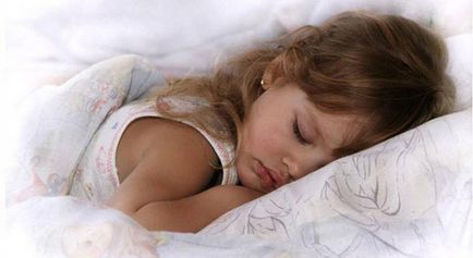 Hogy a gyermek aludt kiságy