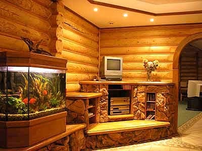 Designul interior al unei idei de case din lemn pentru finisarea camerelor de locuit private de la un bar