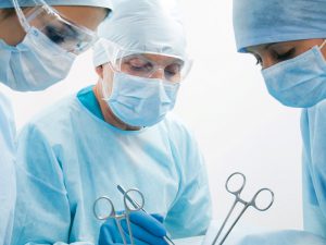 Hemithyroidectomy pajzsmirigy bal és jobb jelzéseket, előkészítése, üzemeltetése során a szövődmények