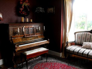 Hogyan kell helyesen elhelyezni a zongora otthon belső