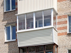 Cum sa coaseti un balcon cu o instructiune de siding pe instalare si finisare cu mainile voastre in exterior, vinil, fotografie