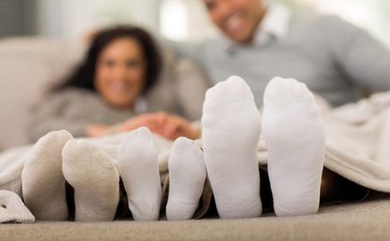 Як відіпрати білі шкарпетки в домашніх умовах в машинці і вручну, особливості замочування,
