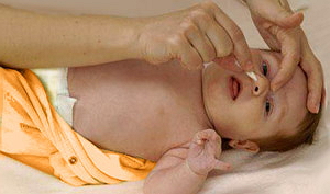 Як почистити ніс новонародженому, як правильно чистити ніс новонародженому дитині