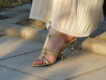 Як правильно носити золоті туфлі модні фасони, поєднання кольорів і аксесуари