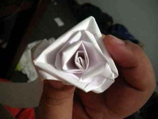 Hogyan készítsünk egy rózsa papírból