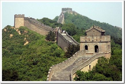 În ceea ce privește peretele mare chinez, este necesar să vedem această construcție cea mai mare cel puțin o dată.