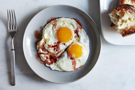 Cum să se prăjească un ou într-o tigaie ca ouă de prăjit cu lapte